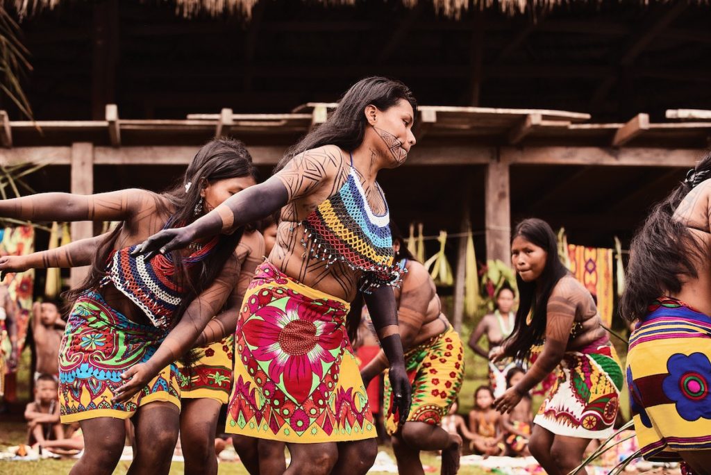 Croisière de luxe - Excursions danse traditionnelle dans le village Embera au Panama.