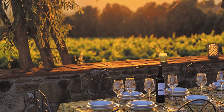 Dégustation de vin au coucher du soleil et dîner dans une villa toscane