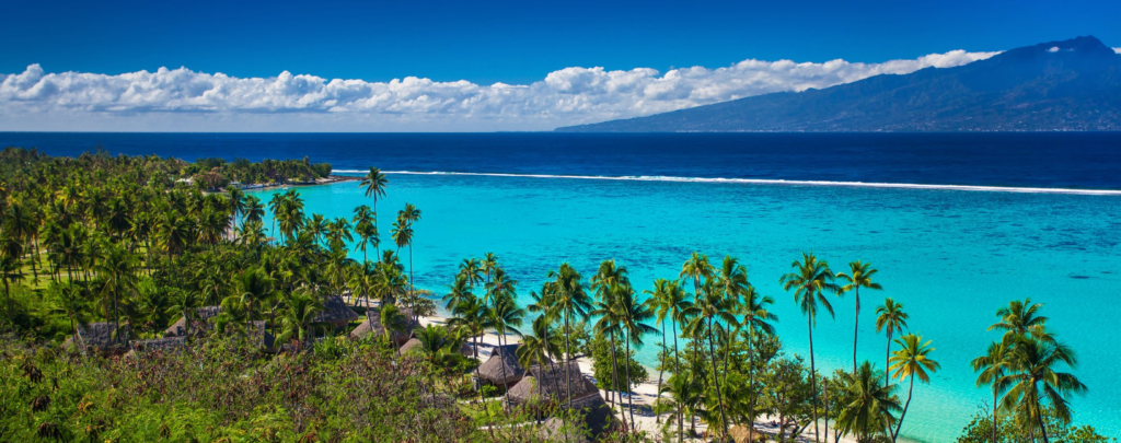 Eaux azurées de Moorea avec vue sur Tahiti au loin - croisière Silversea