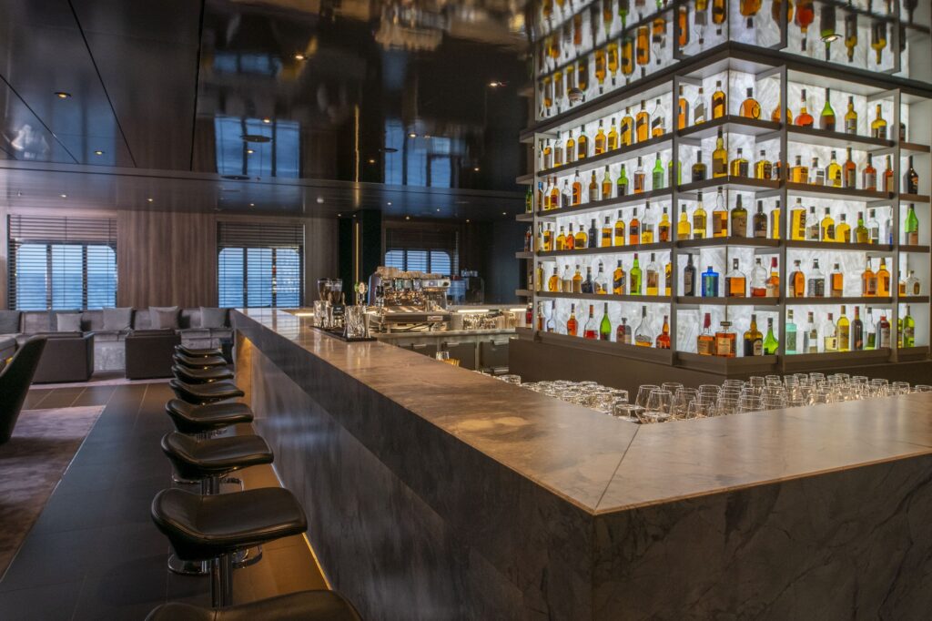 Le Scenic Lounge Bar est le bar principal et le cœur du yacht