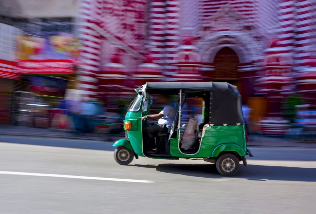 Un tuk-tuk devant la Mosquée rouge à Colombo, au Sri Lanka./Shutterstock