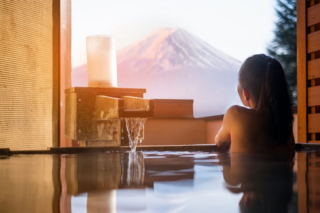 Une femme se détend dans un onsen japonais./Shutterstock