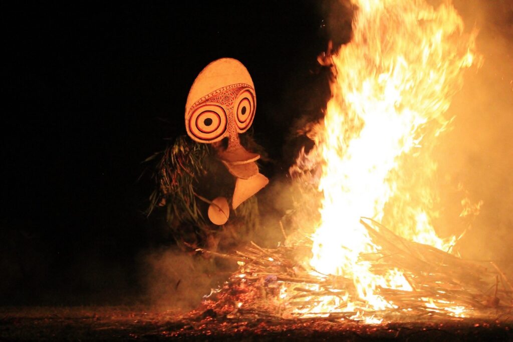 Le danseur en costume sautille et se trémousse au rythme de la musique - Silversea