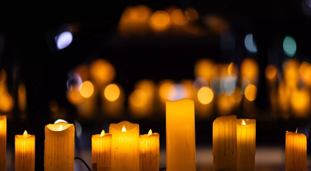 Carols Beneath the Rock : Un concert de Noël privé à la lueur des bougies