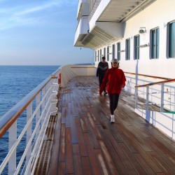 Crystal Serenity, Marche à pied